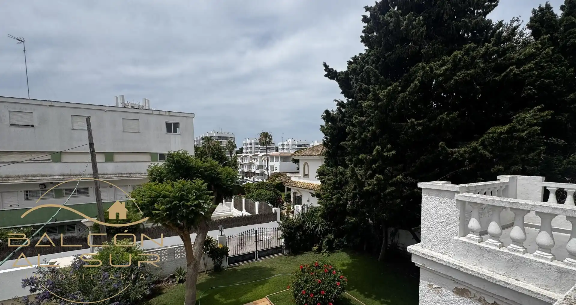 Vista exterior de Casa o xalet en venda en Rota amb Terrassa, Traster i Balcó