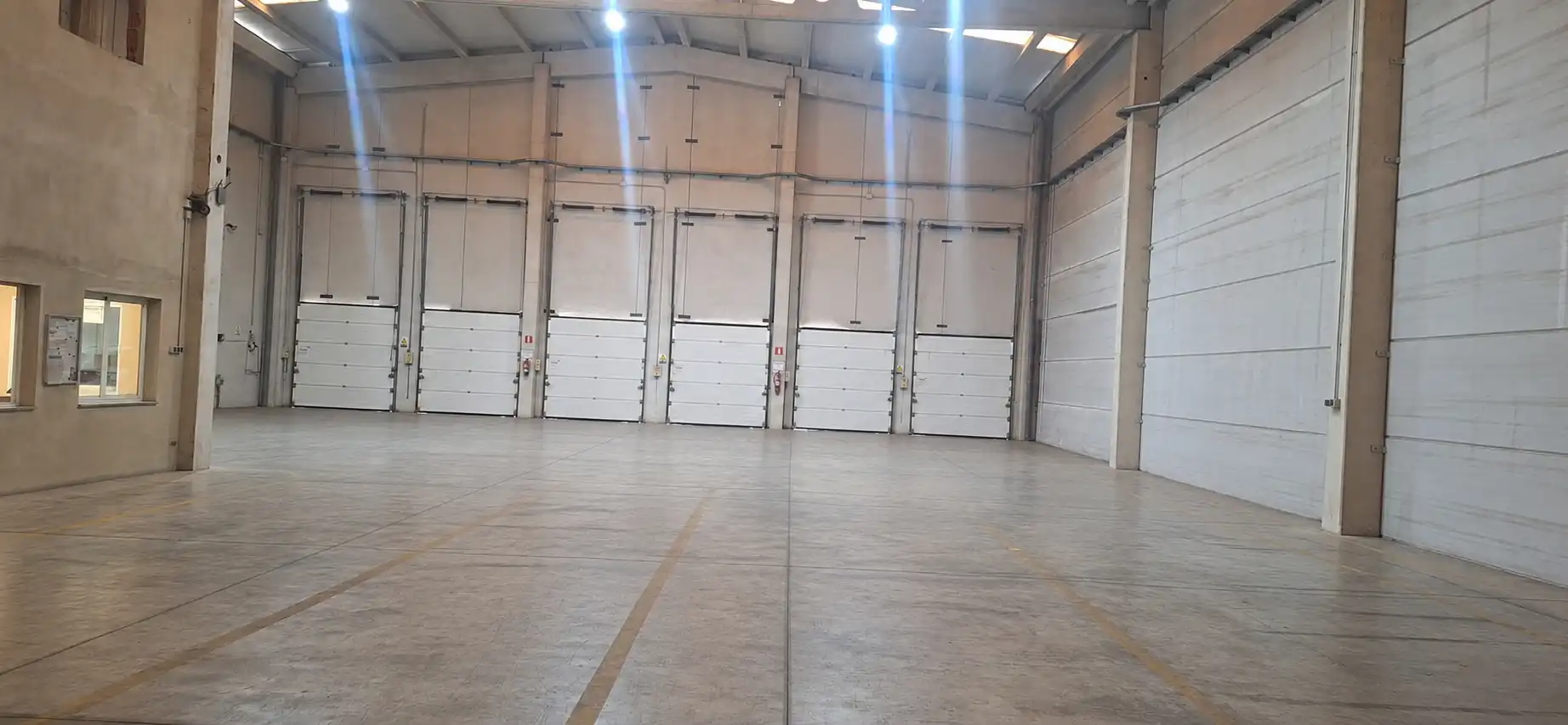 Parkplatz von Fabrikhallen zur Miete in La Pobla Llarga mit Alarm