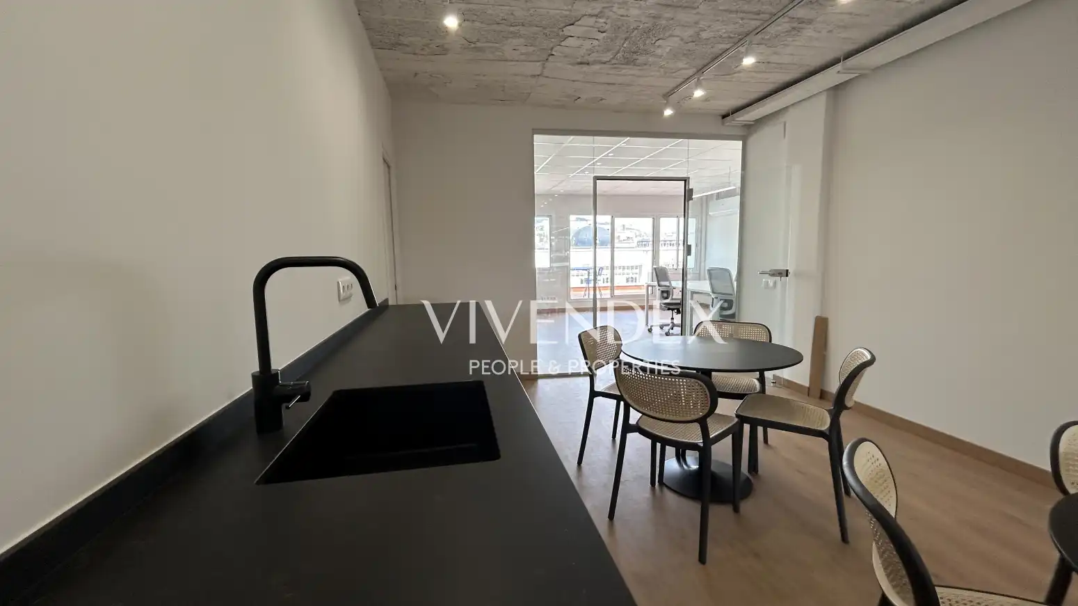 Cocina de Oficina de alquiler en Barcelona con Calefacción, Terraza y Amueblado