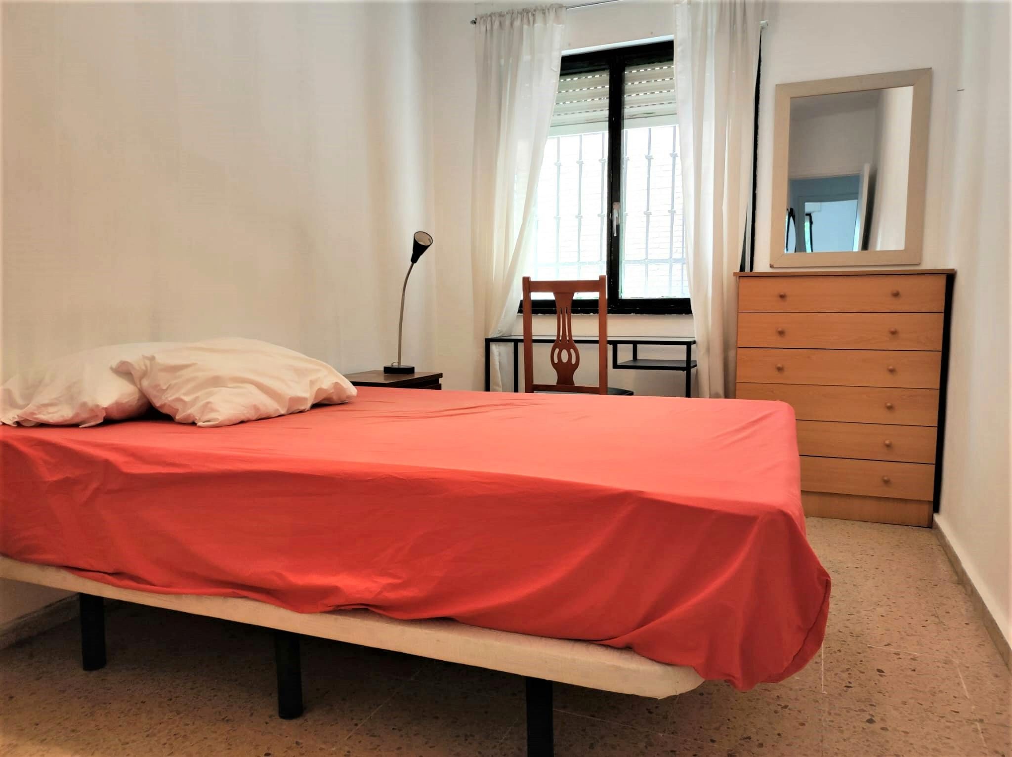 Dormitori de Pis per a compartir en  Sevilla Capital amb Moblat, Rentadora i Internet