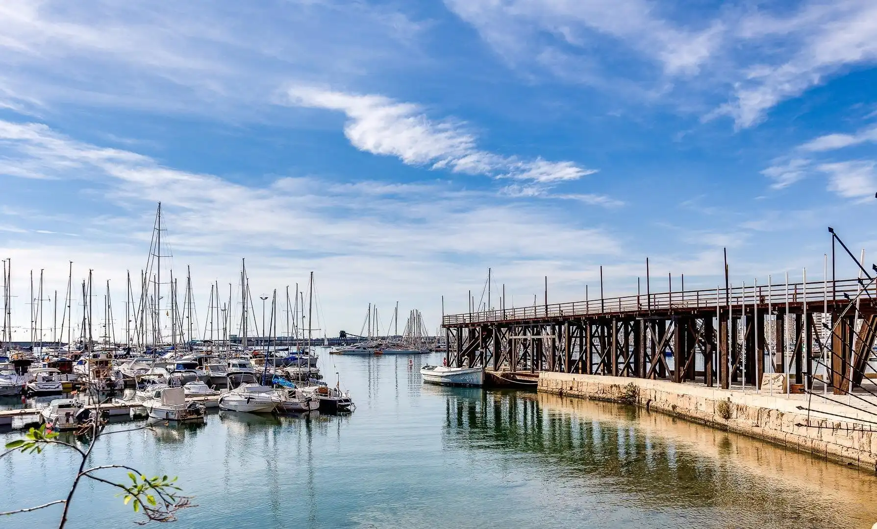 Außenansicht von Wohnungen zur Miete in Torrevieja mit Klimaanlage, Heizung und Privatgarten