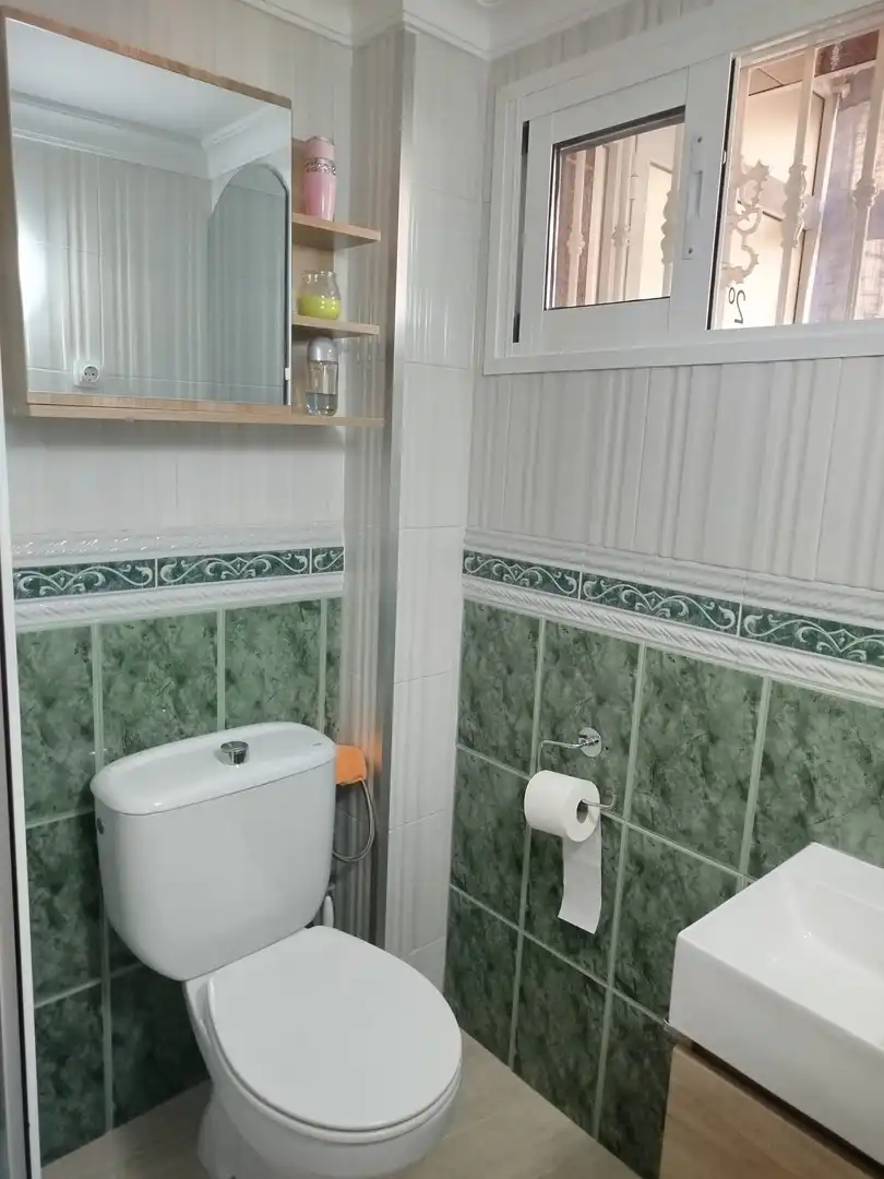 Baño de Apartamento de alquiler en Torremolinos con Aire acondicionado, Amueblado y Piscina comunitaria