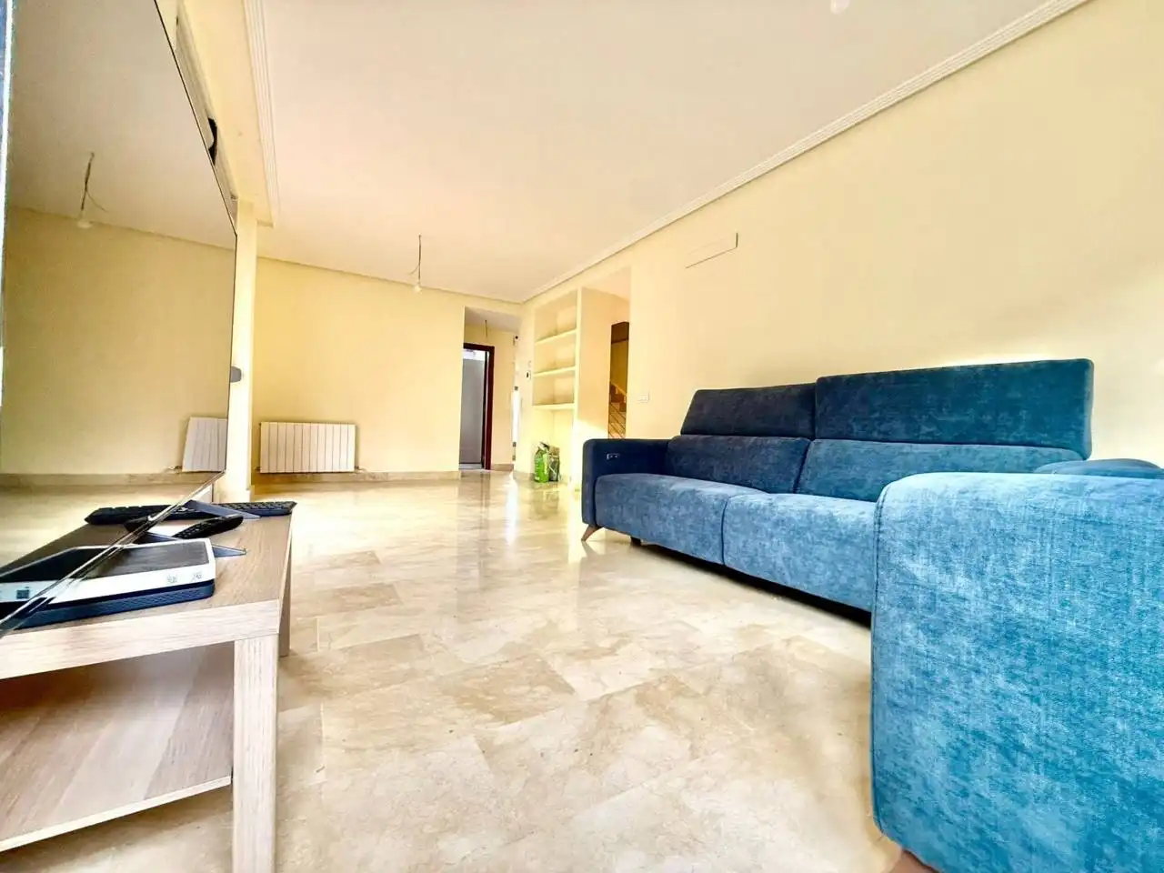 Sala de estar de Casa adosada en venta en Bargas con Calefacción, Jardín privado y Alarma