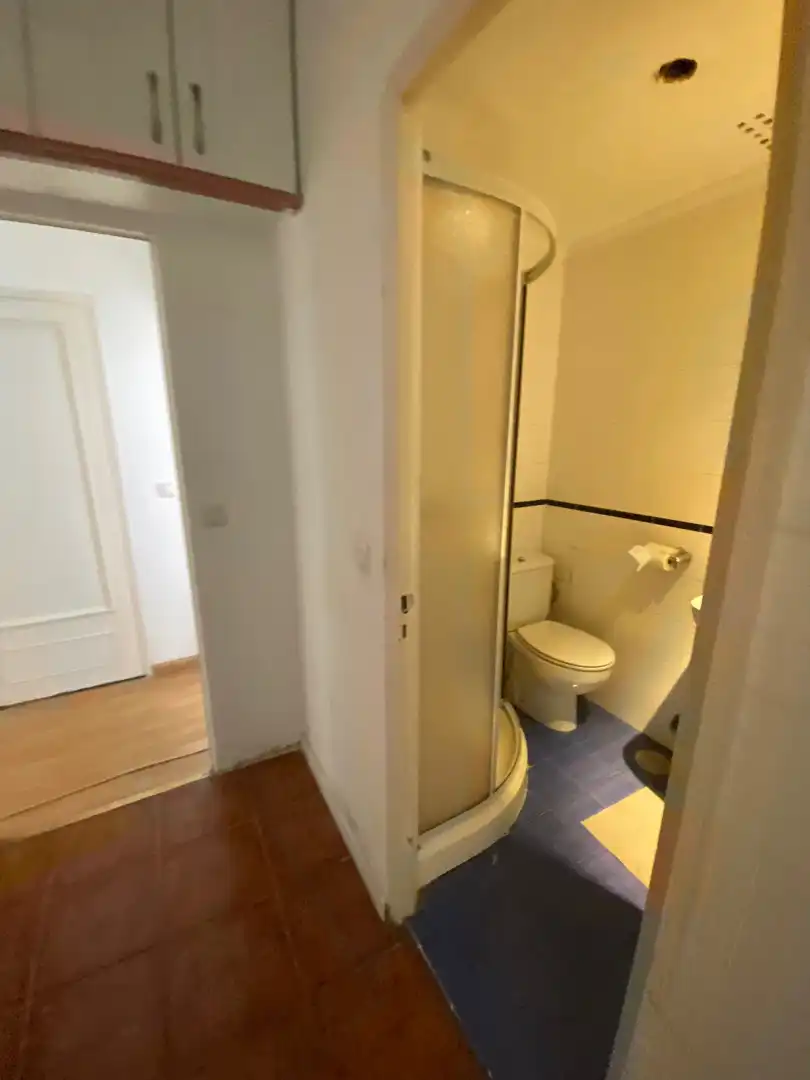 Badezimmer von Wohnung zur Miete in Madrid mit Heizung, Parkett und Möbliert