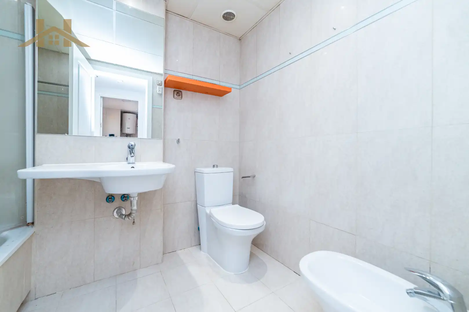 Bathroom of Flat for sale in Madrid  with Air Conditioner, Private garden and Storage room
