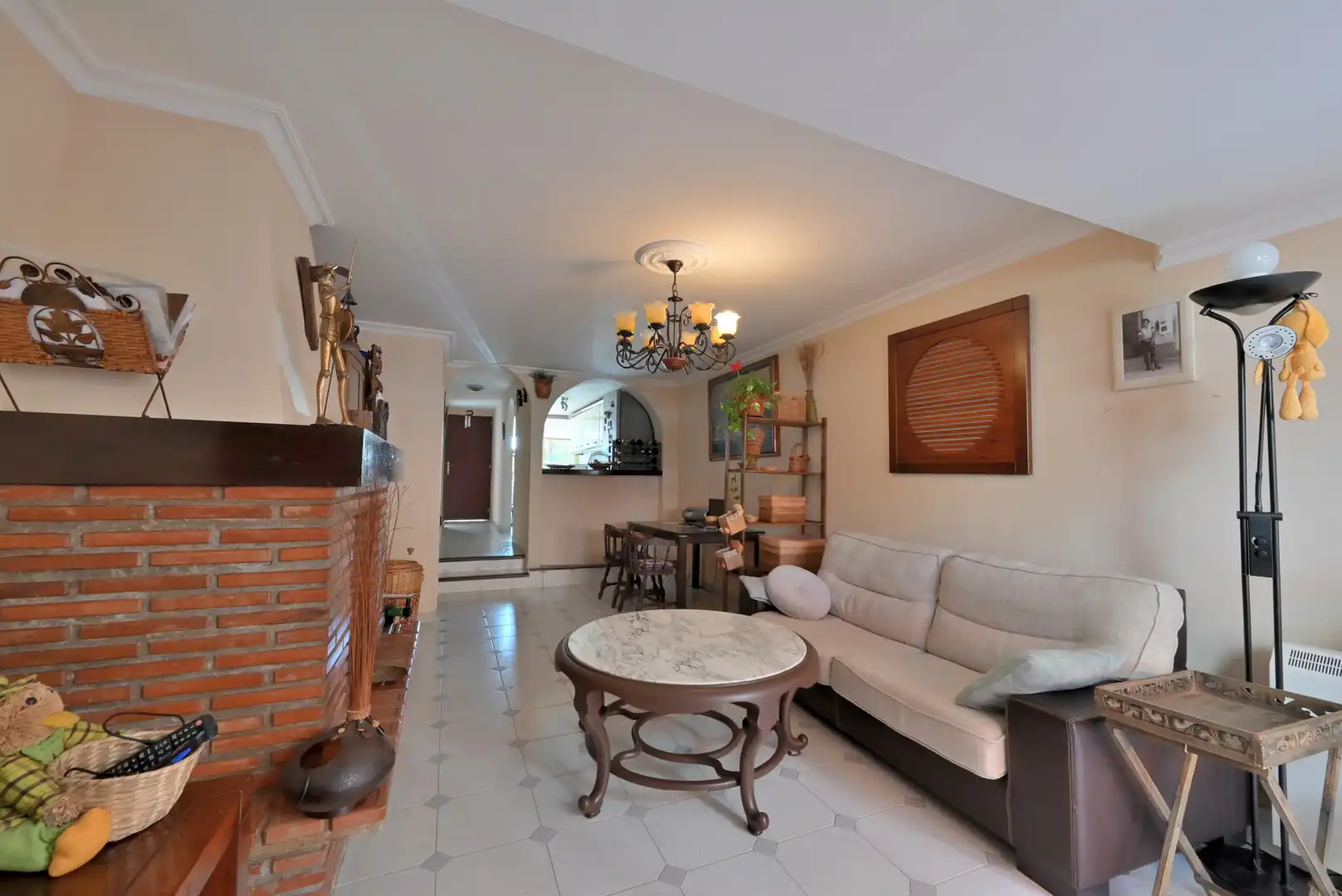 Sala d'estar de Casa adosada en venda en Mijas amb Terrassa, Piscina i Moblat