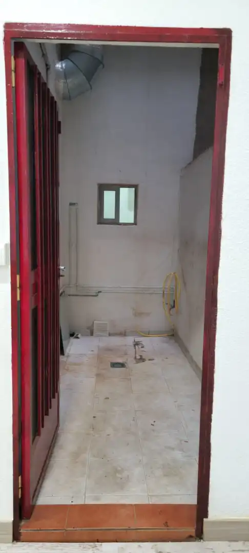 Badezimmer von Geschaftsraum zur Miete in Aspe mit Klimaanlage, Heizung und Parkett
