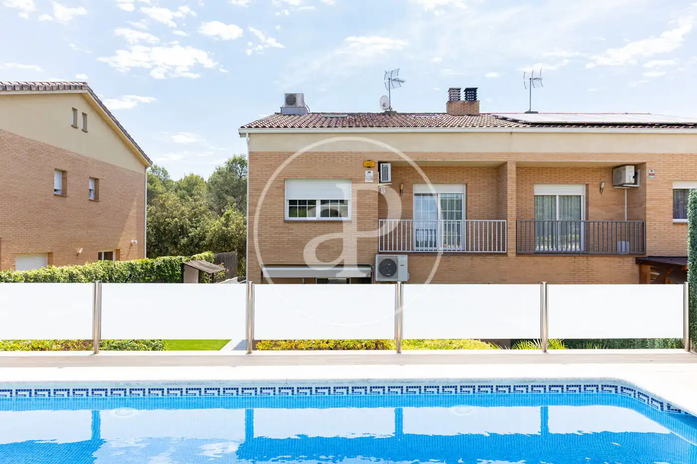 Außenansicht von Einfamilien-Reihenhaus zum Verkauf in Sant Quirze del Vallès mit Klimaanlage, Heizung und Privatgarten