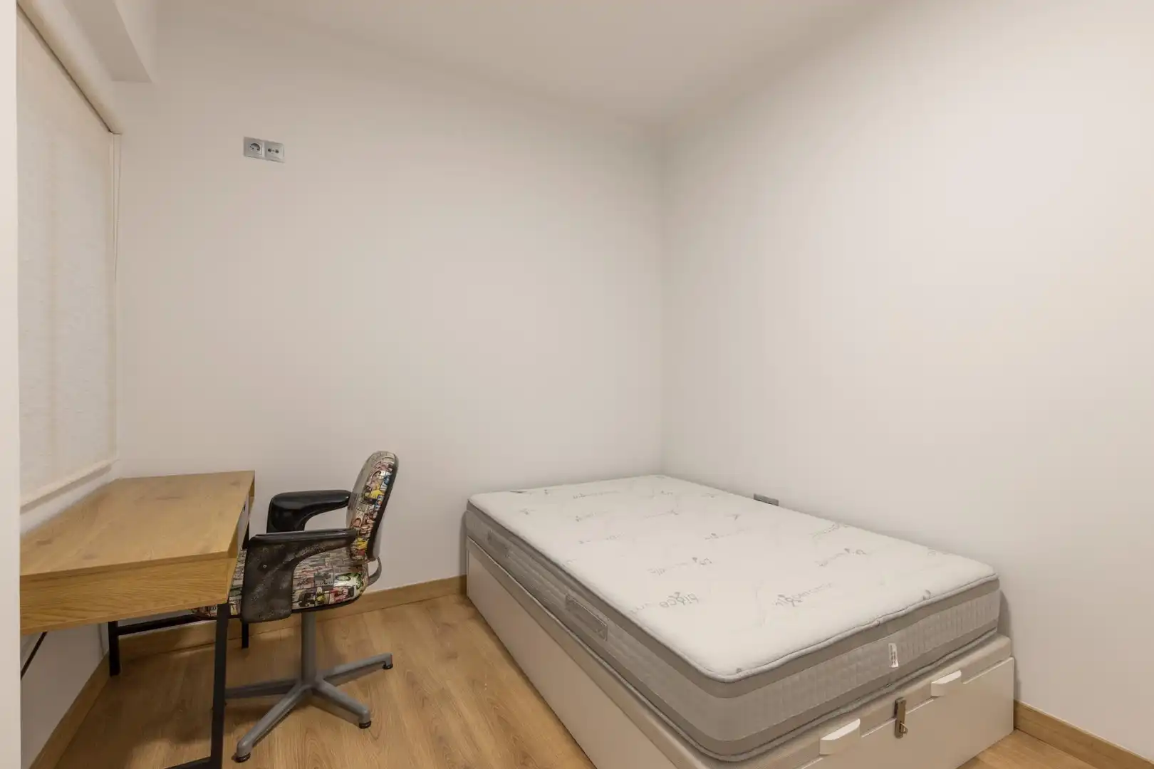 Schlafzimmer von Wohnung zum Verkauf in Granada mit Parkett