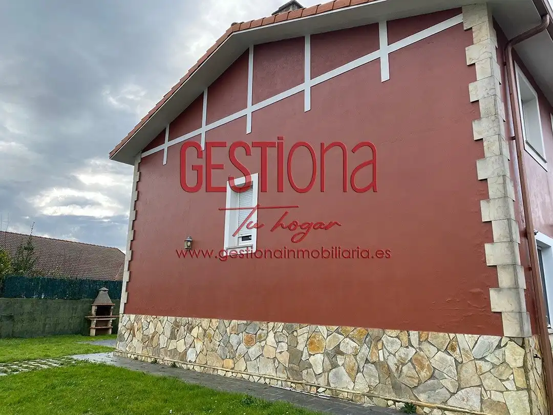 Vista exterior de Casa adosada en venta en Bareyo con Calefacción, Jardín privado y Piscina