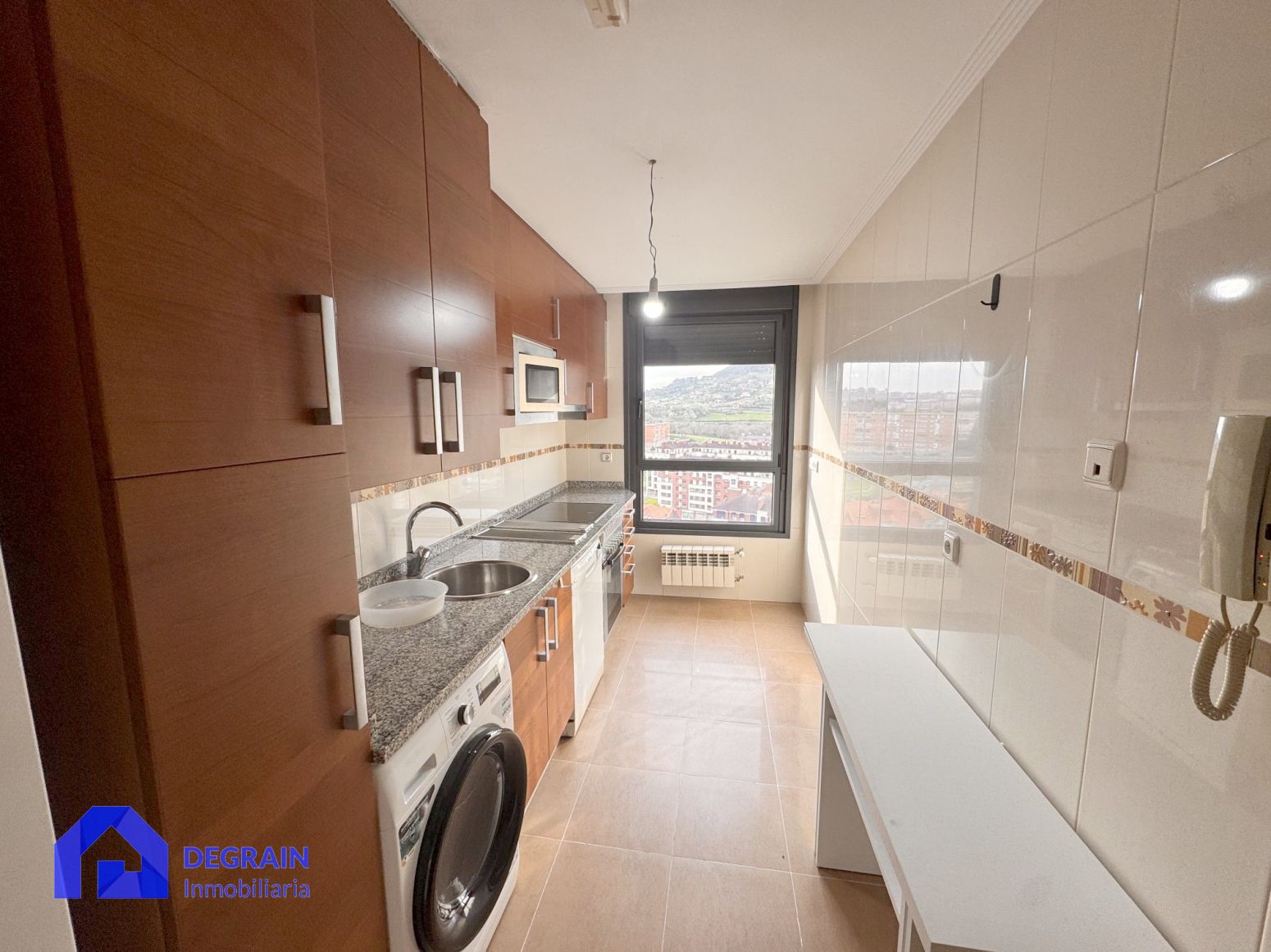 Kitchen of Flat for rent in Oviedo   with Heating and Storage room