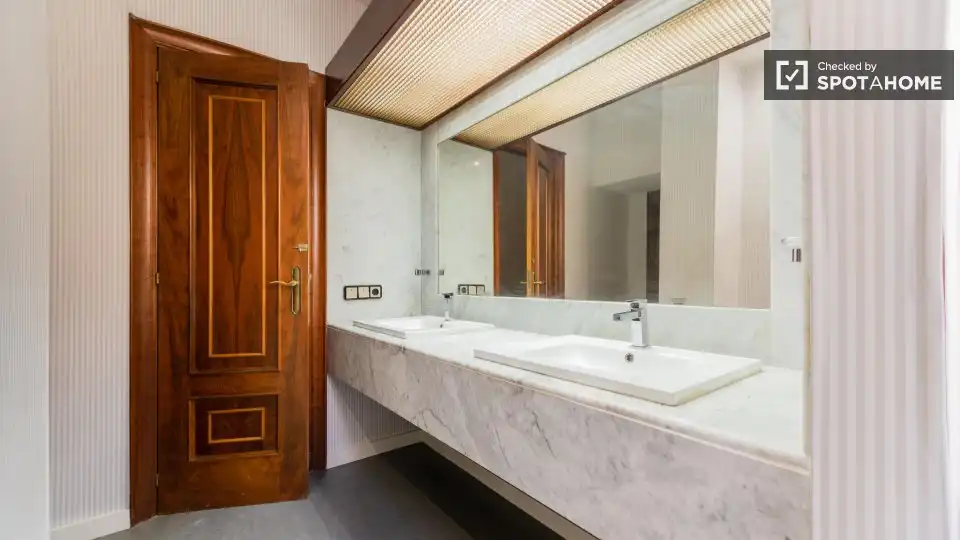 Baño de Piso de alquiler en Valencia con Aire acondicionado, Calefacción y Amueblado