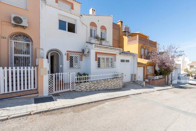 Casa adosada en Venta en Calle Almuñécar, 6 en Huétor Vega