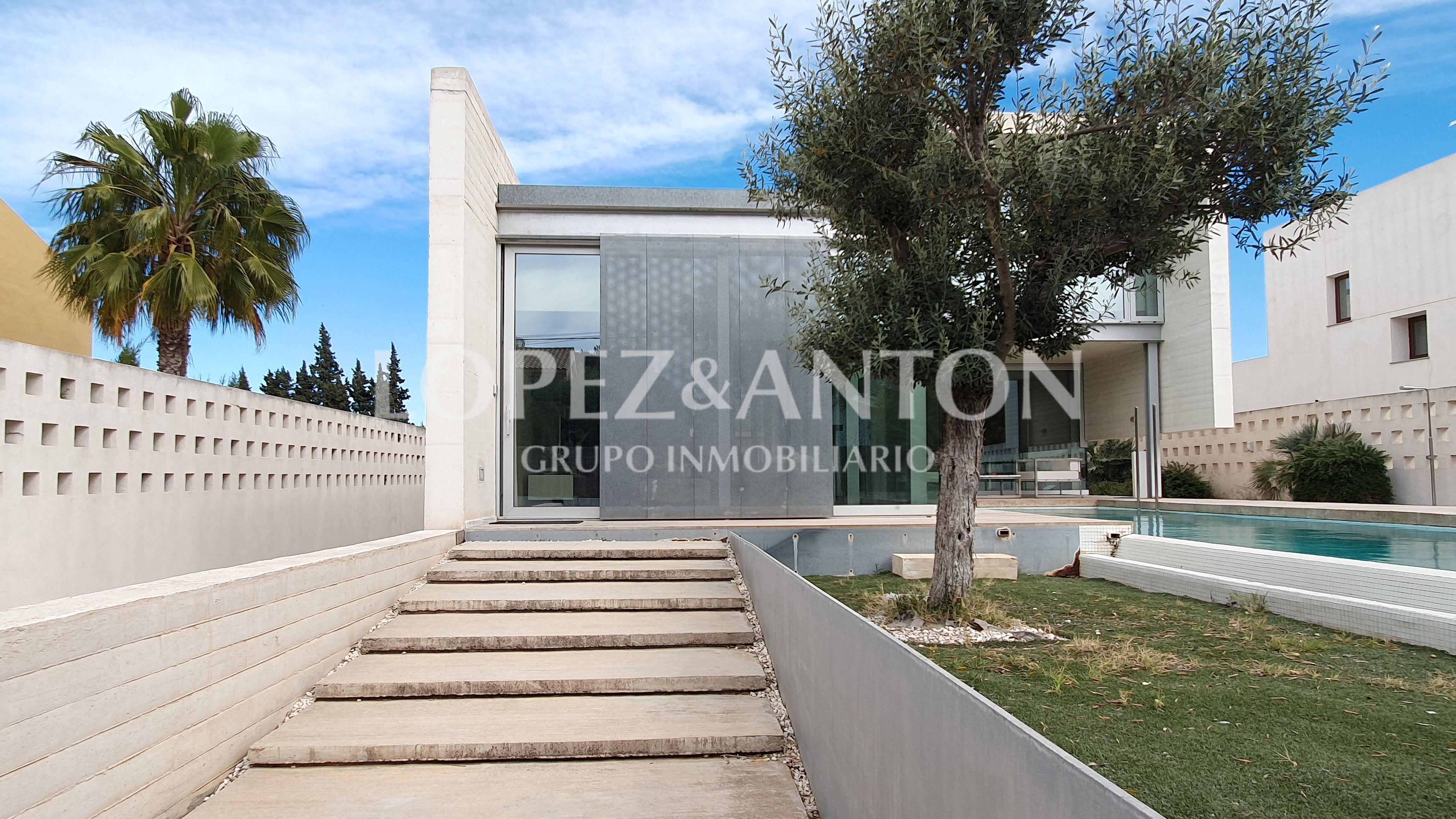 Vista exterior de Casa o xalet en venda en L'Eliana amb Aire condicionat, Jardí privat i Traster