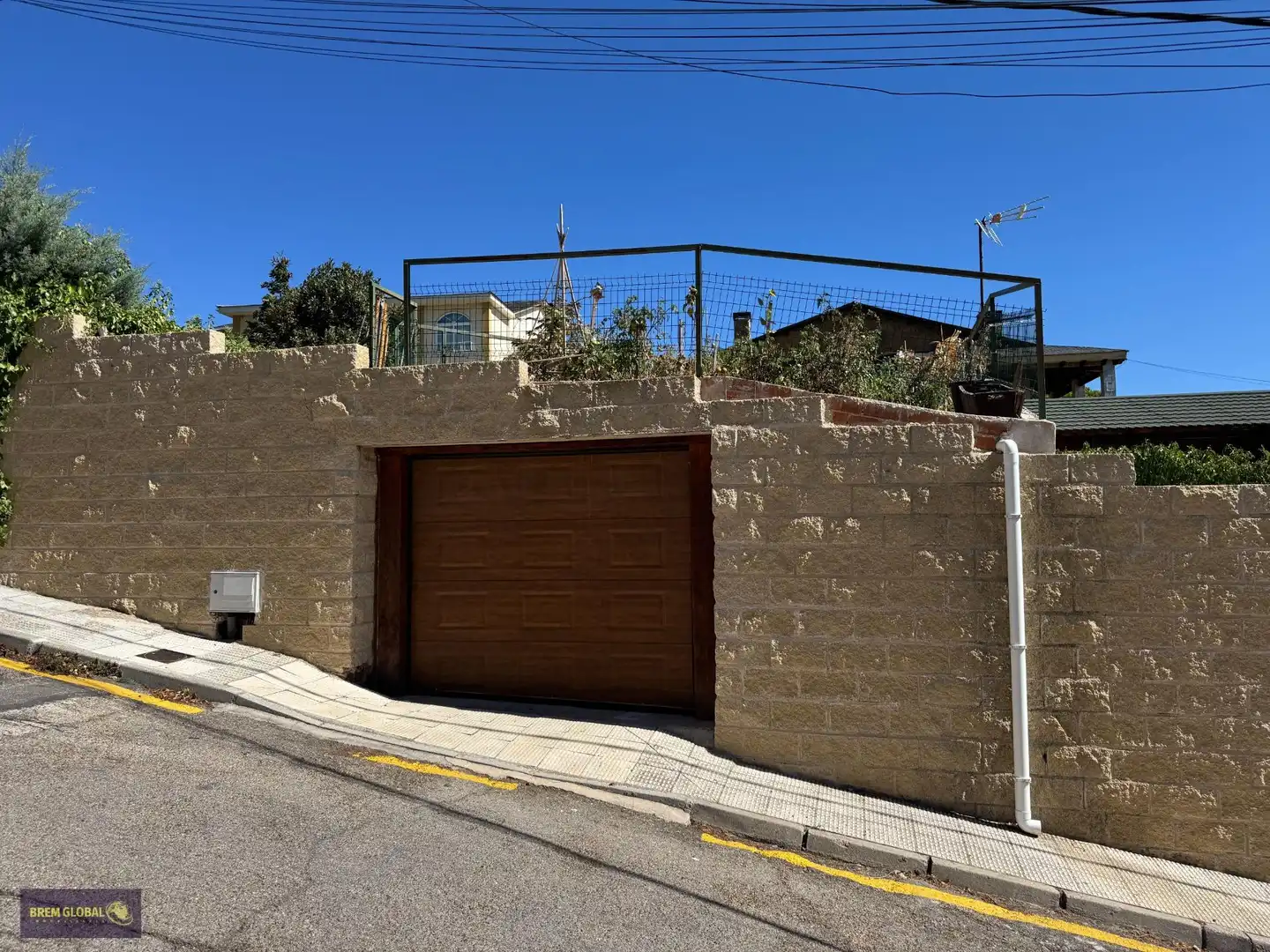 Vista exterior de Casa o xalet en venda en La Cabrera amb Terrassa, Traster i Moblat