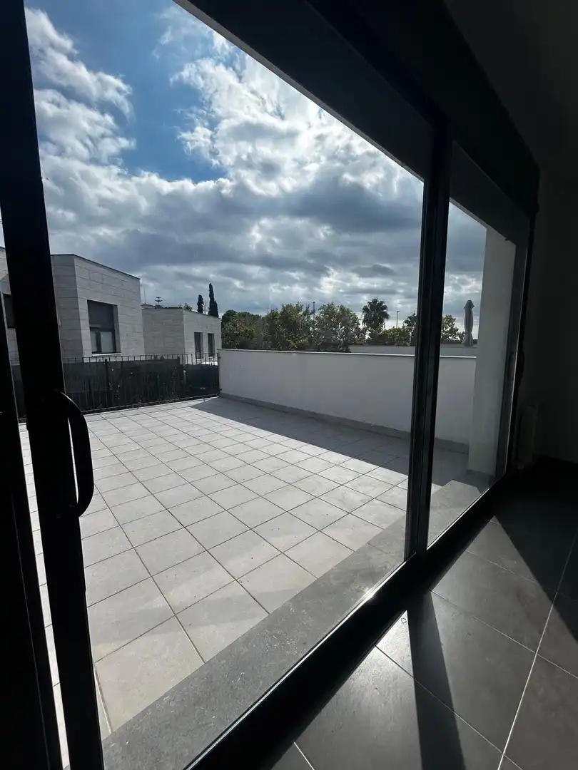 Terrasse von Einfamilien-Reihenhaus zur Miete in Vilanova i la Geltrú mit Klimaanlage, Heizung und Privatgarten