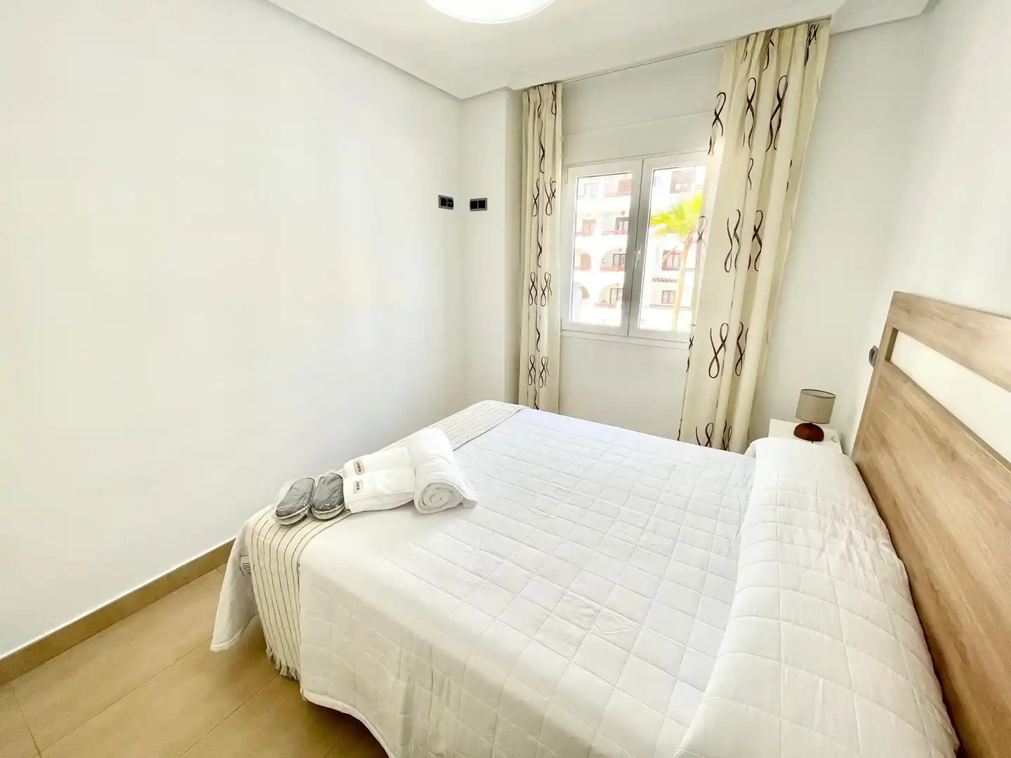 Dormitori de Apartament de lloguer en Los Alcázares amb Aire condicionat, Piscina i Moblat