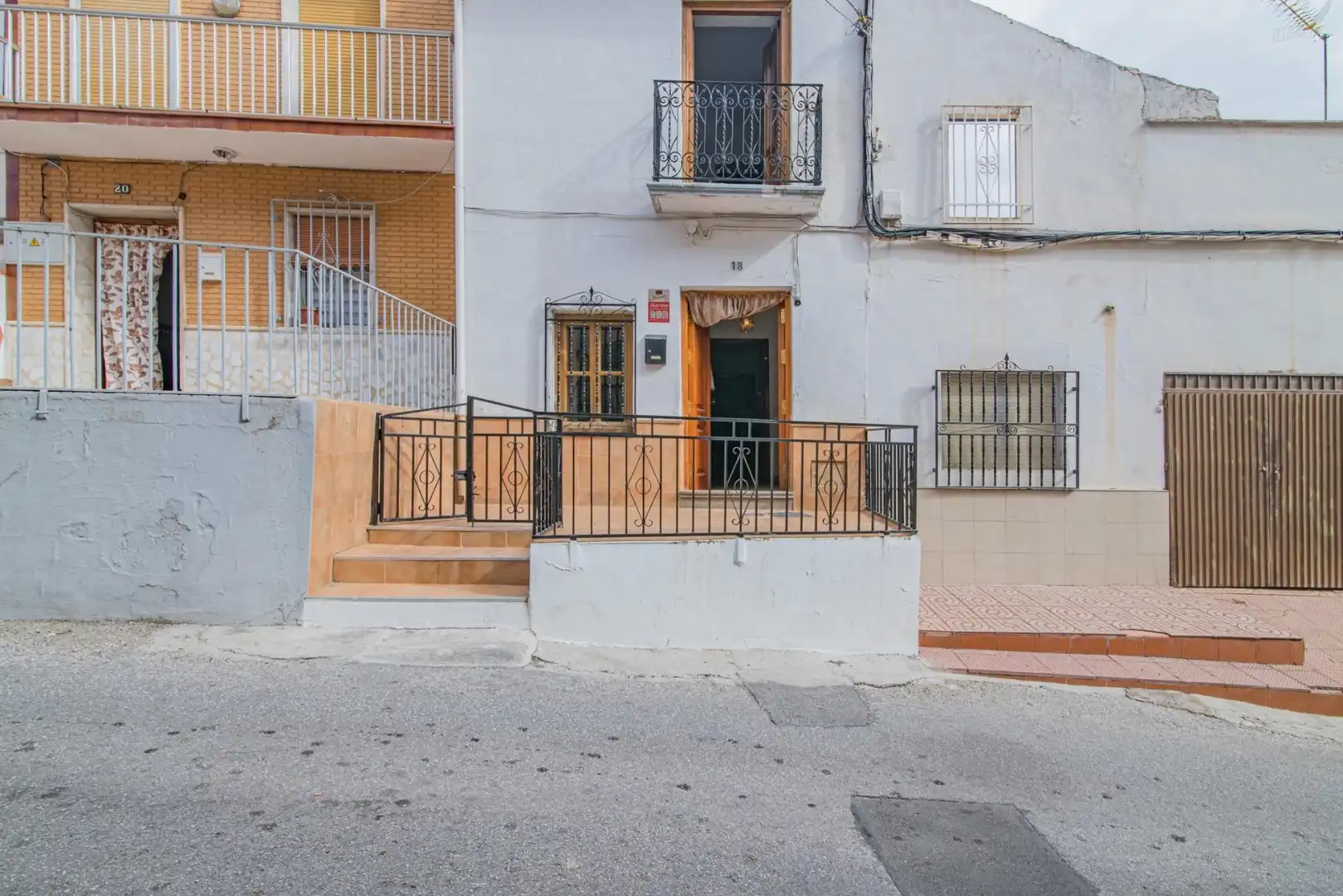 Vista exterior de Casa adosada en venta en Pinos Puente con Terraza, Trastero y Balcón