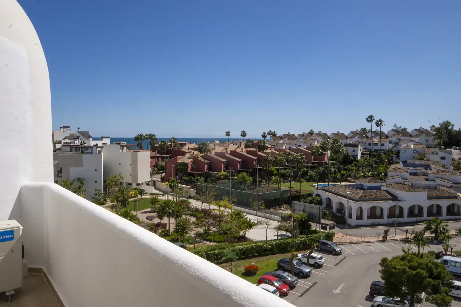 Vista exterior de Apartament en venda en Estepona amb Terrassa, Piscina i Piscina comunitària