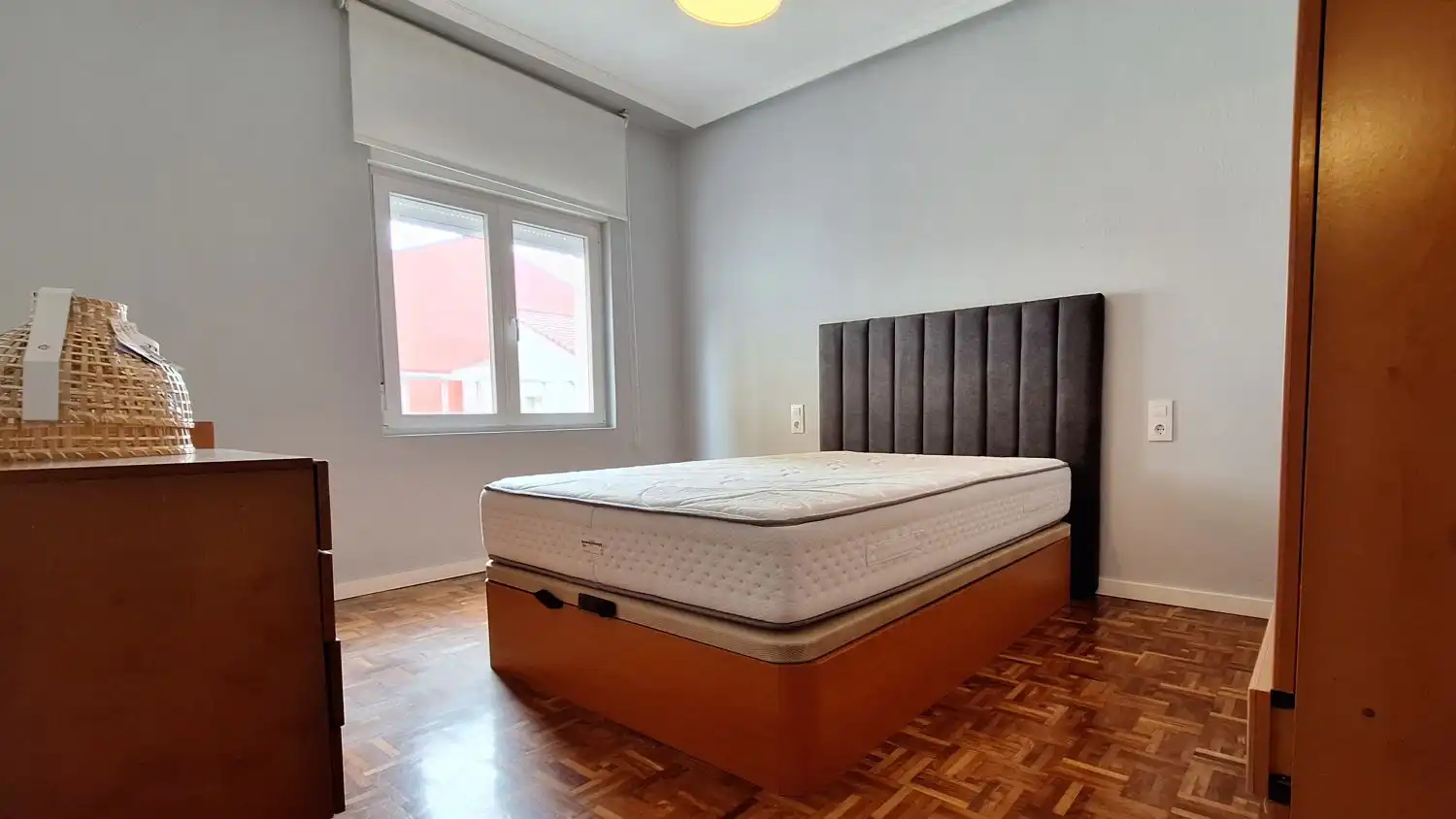 Dormitori de Pis en venda en Oviedo  amb Calefacció