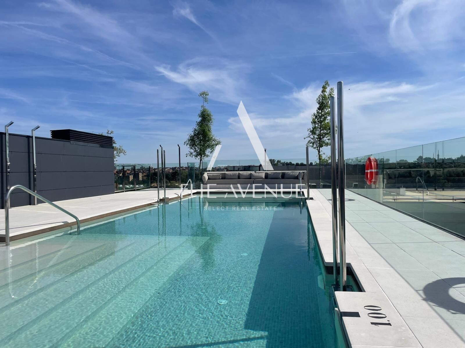 Swimming pool of Flat for sale in  Madrid Capital  with Air Conditioner, Heating and Private garden
