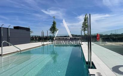 Piscina de Pis en venda en  Madrid Capital amb Aire condicionat, Calefacció i Jardí privat