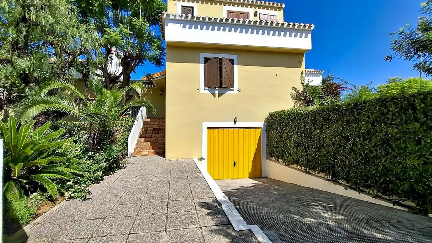 Vista exterior de Casa adosada en venda en Dénia amb Terrassa, Traster i Piscina