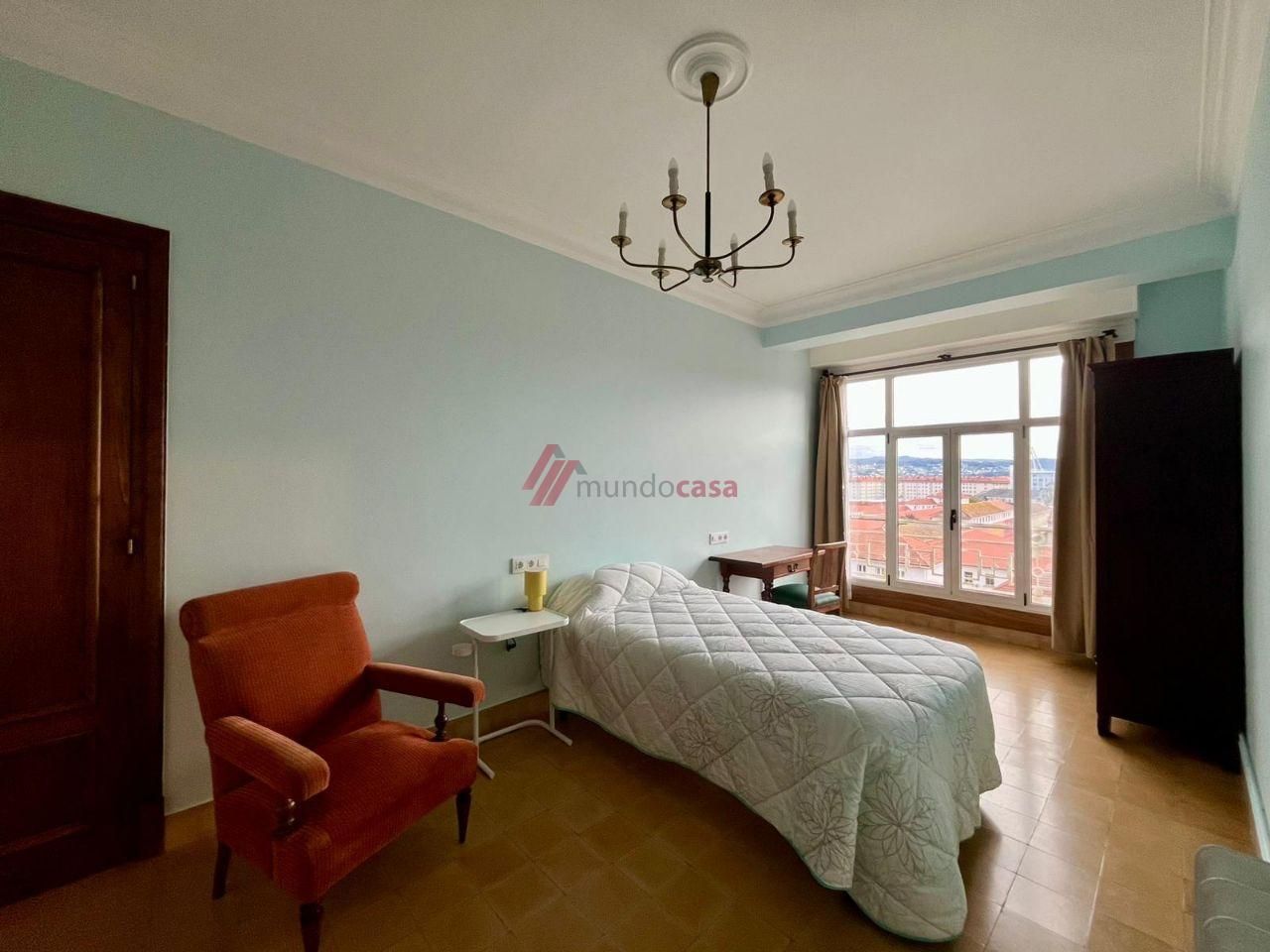 Dormitori de Pis per a compartir en Ferrol amb Calefacció, Parquet i Moblat