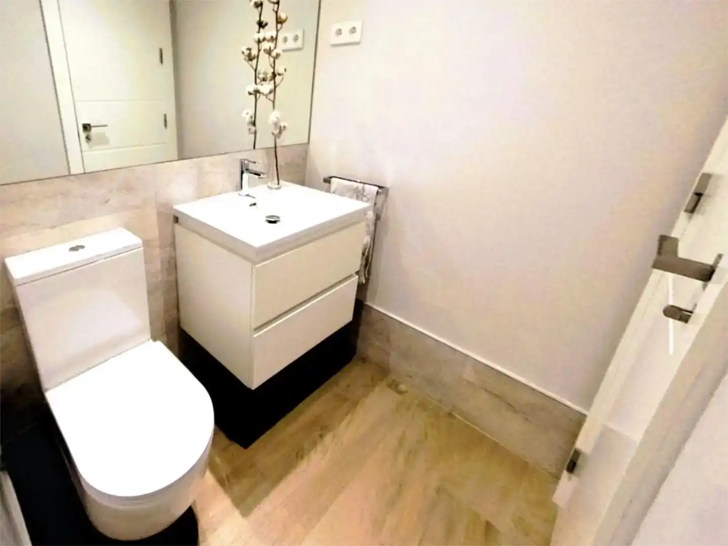 Bathroom of Flat for sale in Boadilla del Monte  with Air Conditioner, Swimming Pool and Balcony