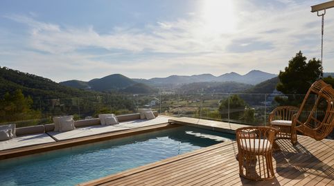 Llamativa villa contemporánea en Cala Llonga, perfectamente integrada en la naturaleza