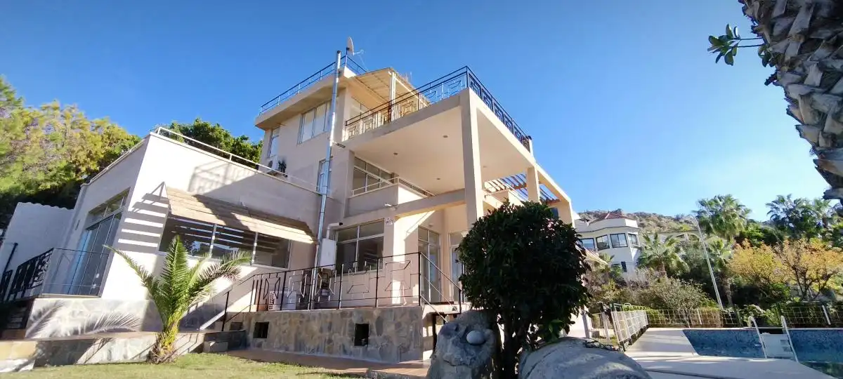 Vista exterior de Casa o xalet en venda en El Campello amb Aire condicionat, Piscina i Moblat