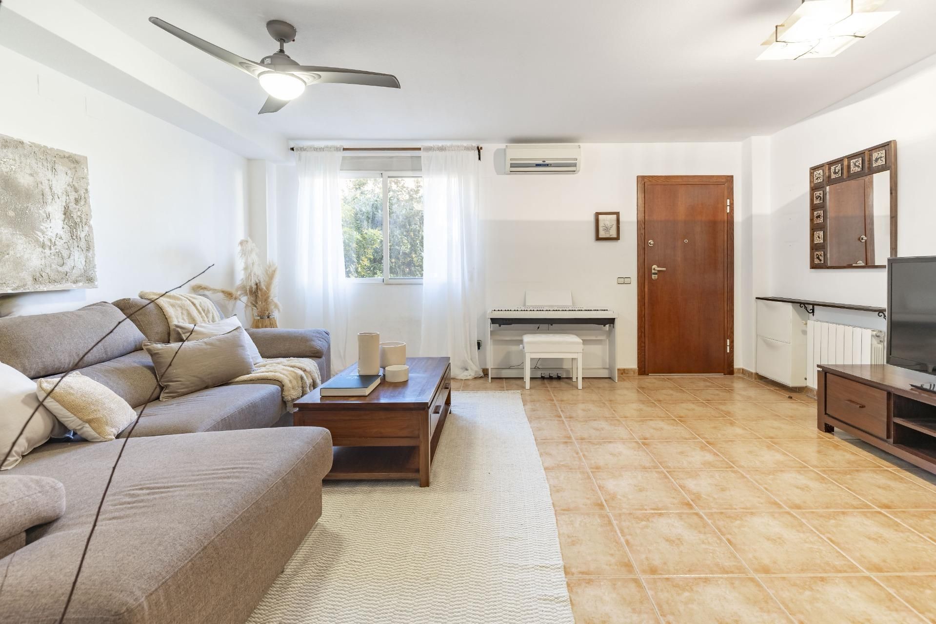 Sala d'estar de Casa adosada en venda en San Antonio de Benagéber amb Aire condicionat, Calefacció i Jardí privat