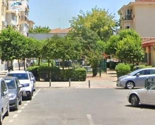 Vista exterior de Pis en venda en  Sevilla Capital amb Jardí privat i Terrassa