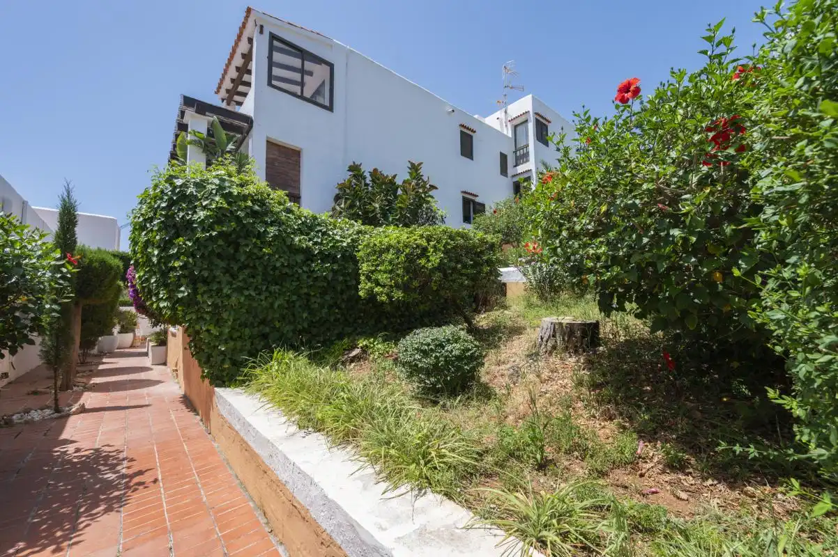 Vista exterior de Pis en venda en Santa Eulària des Riu amb Aire condicionat, Calefacció i Jardí privat