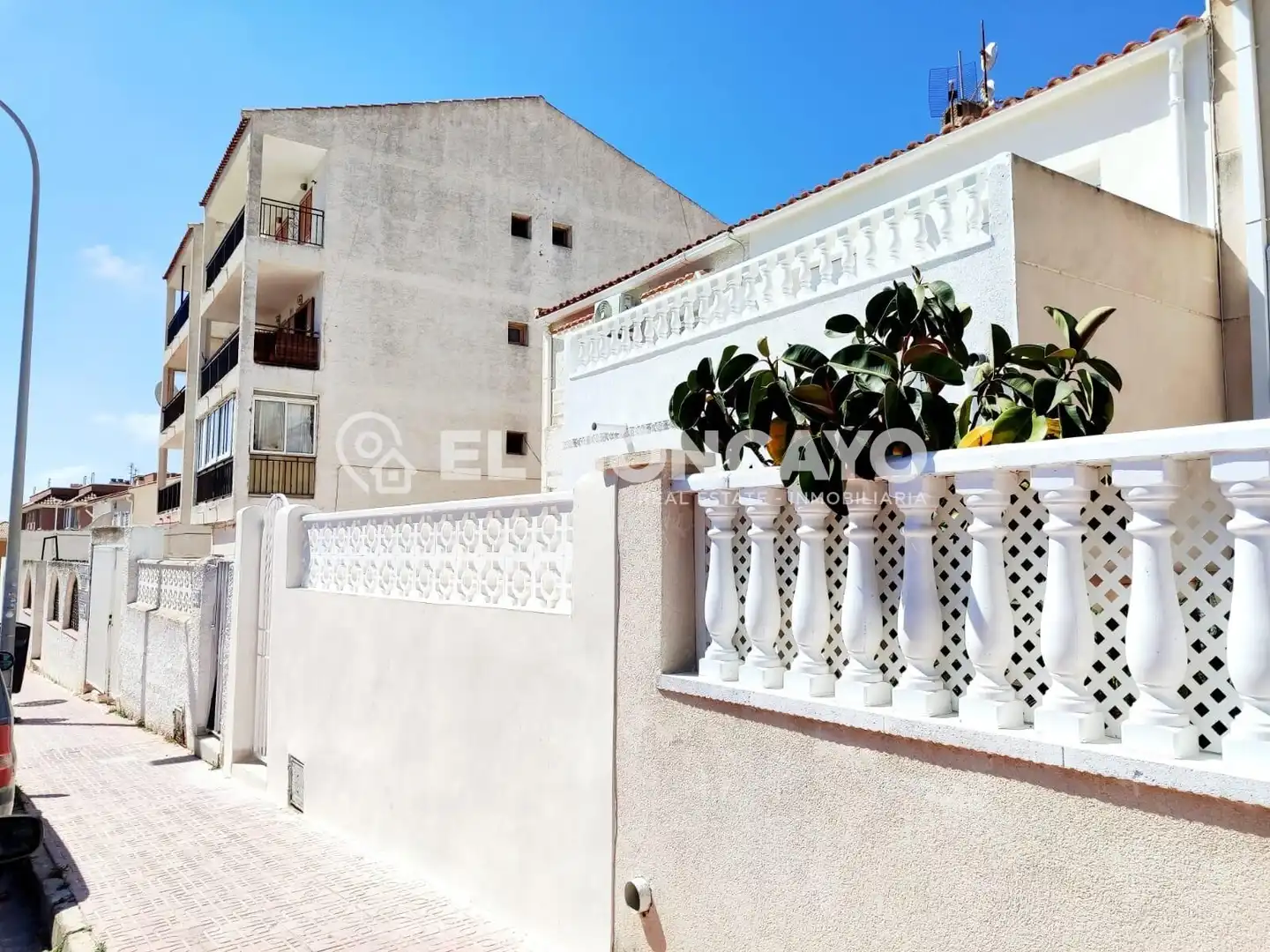 Vista exterior de Casa adosada en venda en Torrevieja amb Aire condicionat, Calefacció i Terrassa