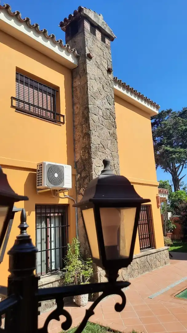 Vista exterior de Casa adosada en venda en El Puerto de Santa María amb Aire condicionat, Jardí privat i Terrassa
