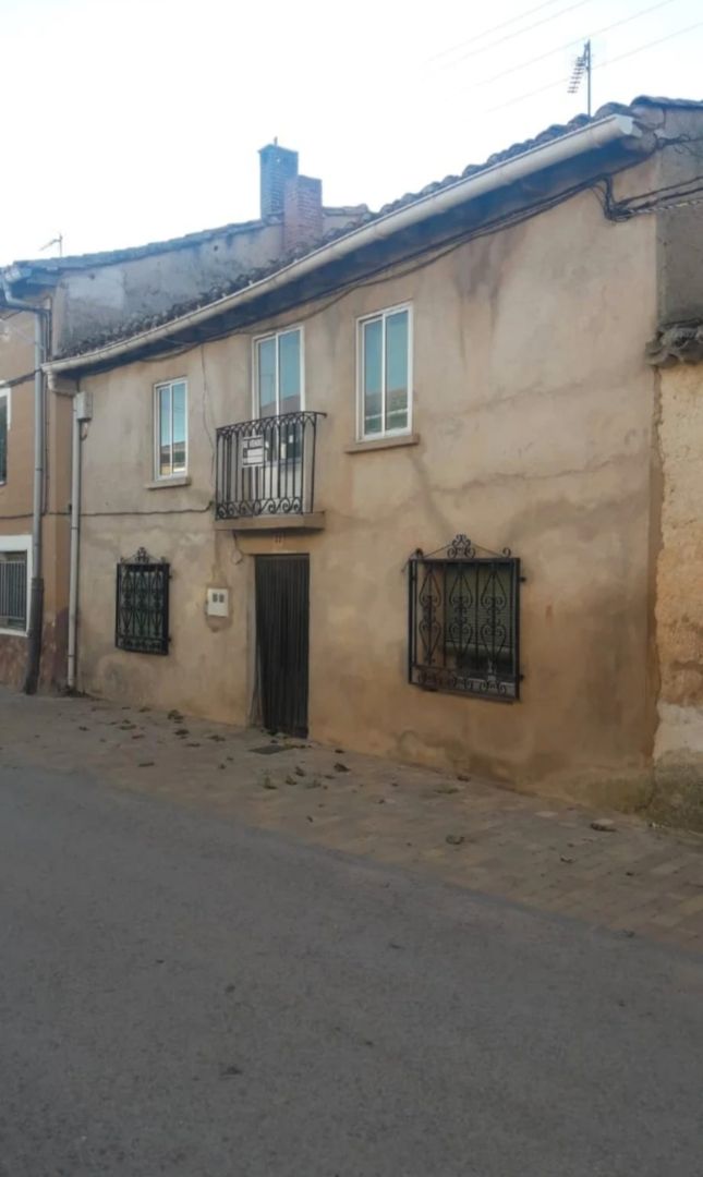 Vista exterior de Casa o xalet en venda en Villalmanzo amb Jardí privat