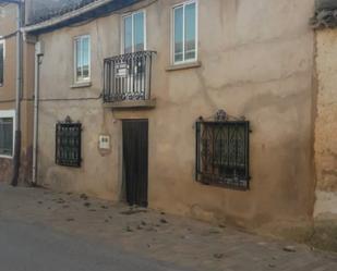 Vista exterior de Casa o xalet en venda en Villalmanzo amb Jardí privat