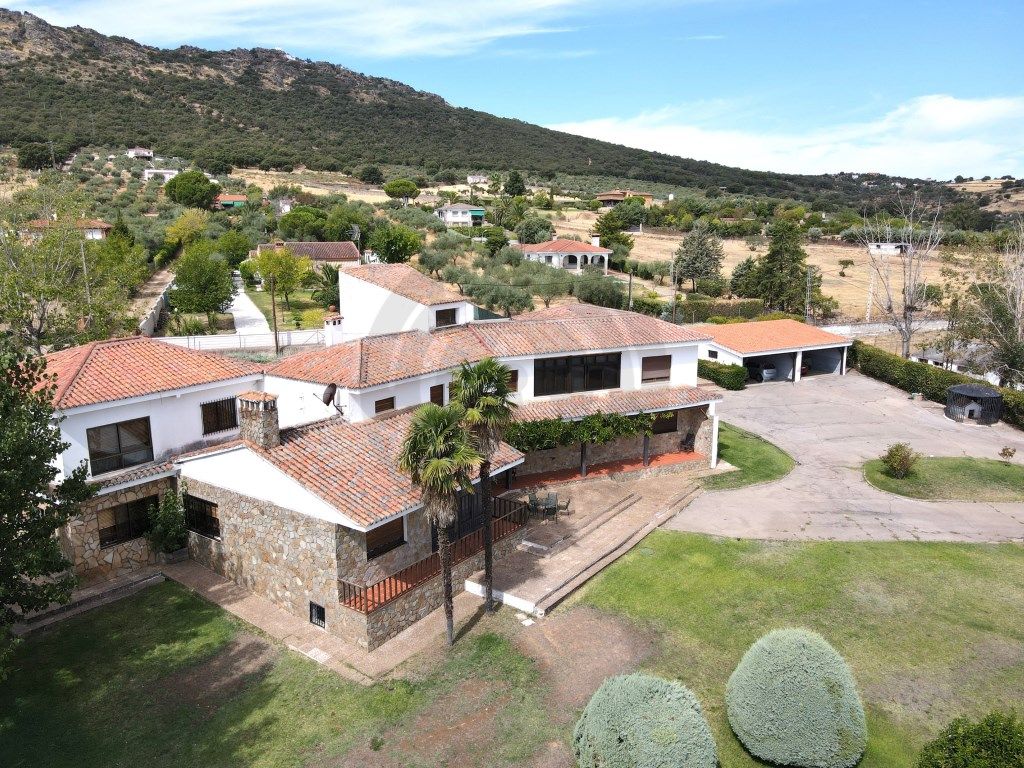 Vista exterior de Casa o xalet en venda en Sierra de Fuentes amb Aire condicionat, Jardí privat i Terrassa
