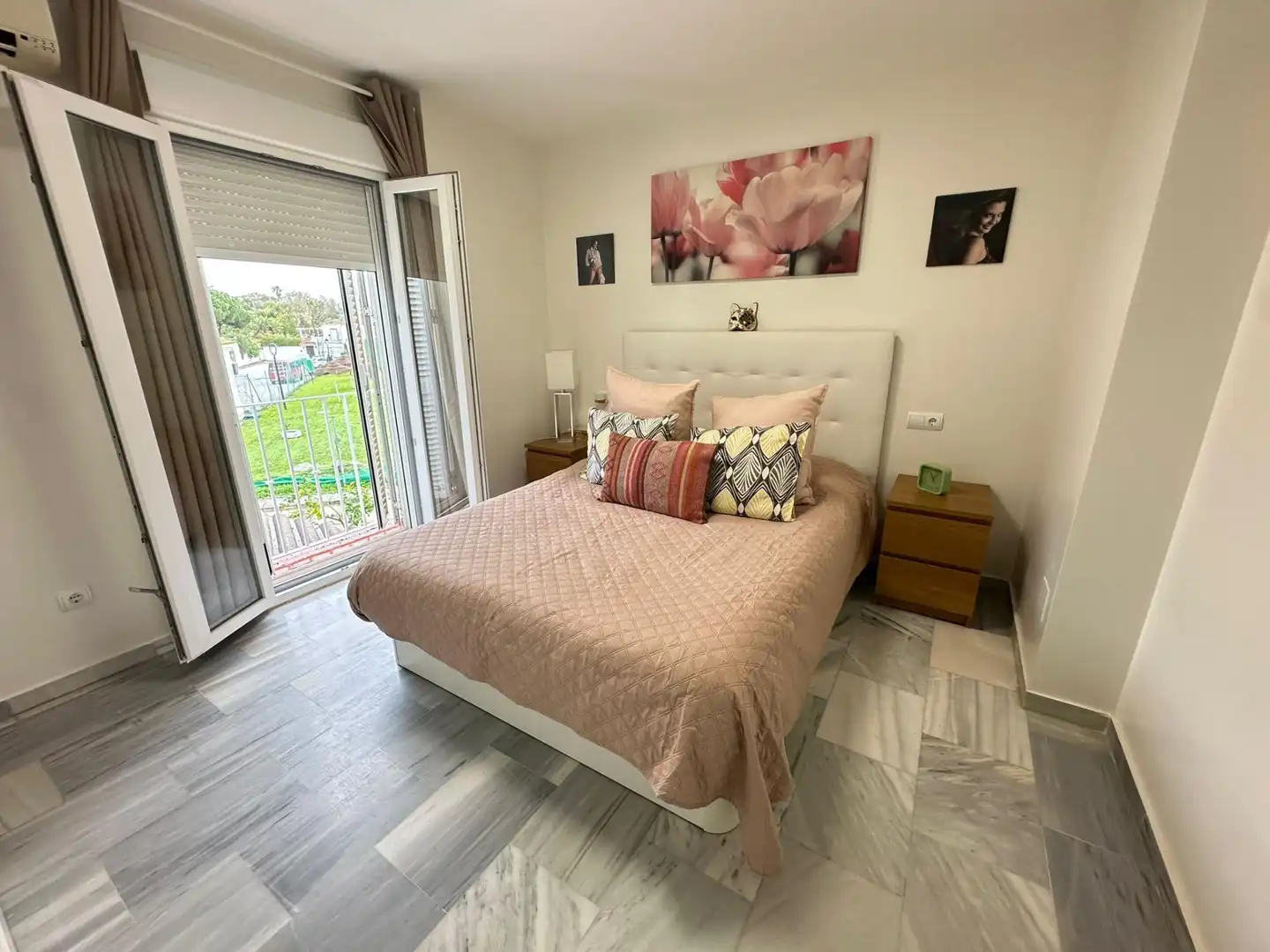 Schlafzimmer von Einfamilien-Reihenhaus zum Verkauf in Los Barrios mit Klimaanlage, Heizung und Privatgarten
