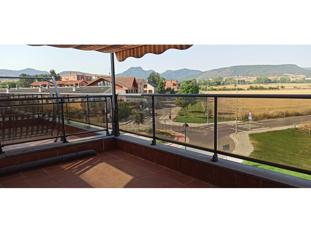 Terrassa de Casa adosada en venda en Miranda de Ebro amb Jardí privat i Piscina