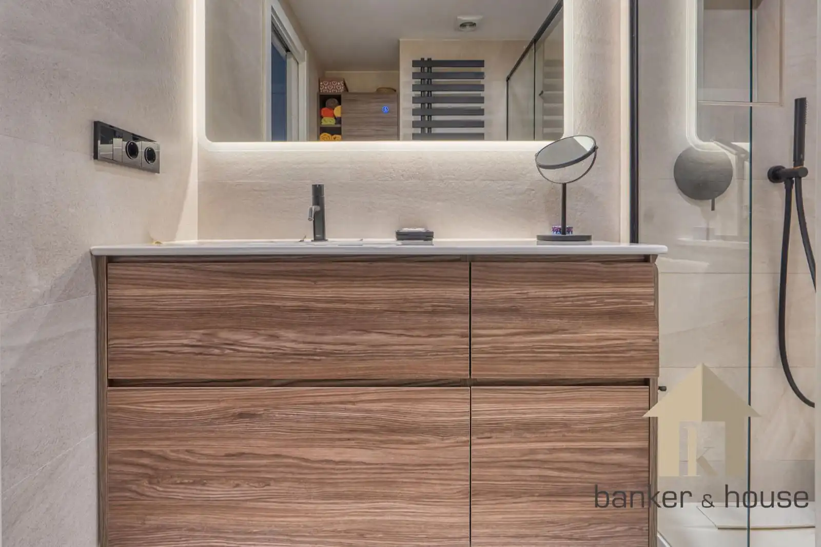 Badezimmer von Dachboden zum Verkauf in Barcelona mit Klimaanlage, Heizung und Terrasse