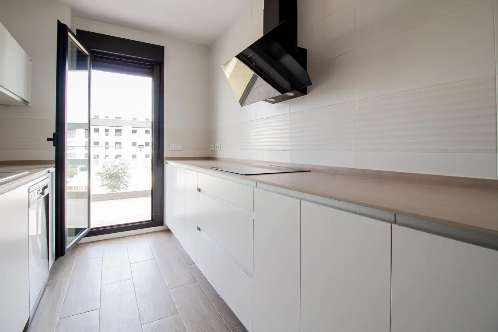 Cocina de Piso de alquiler en La Rinconada con Aire acondicionado, Jardín privado y Terraza