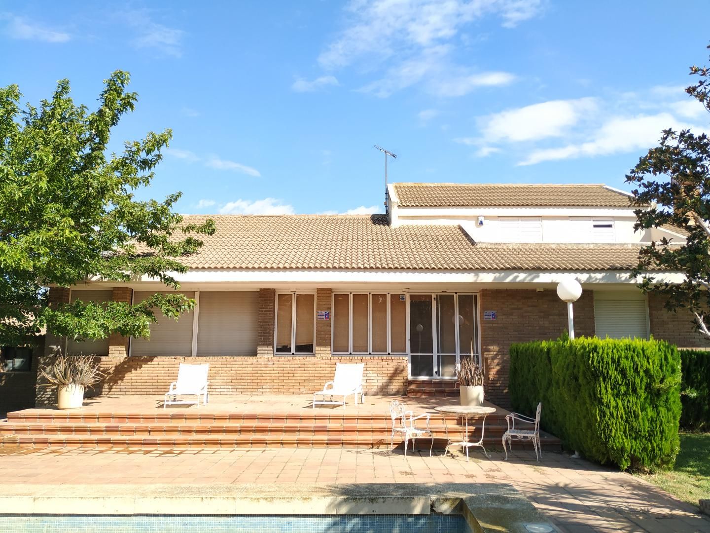 Vista exterior de Casa o chalet en venta en  Zaragoza Capital con Terraza y Piscina