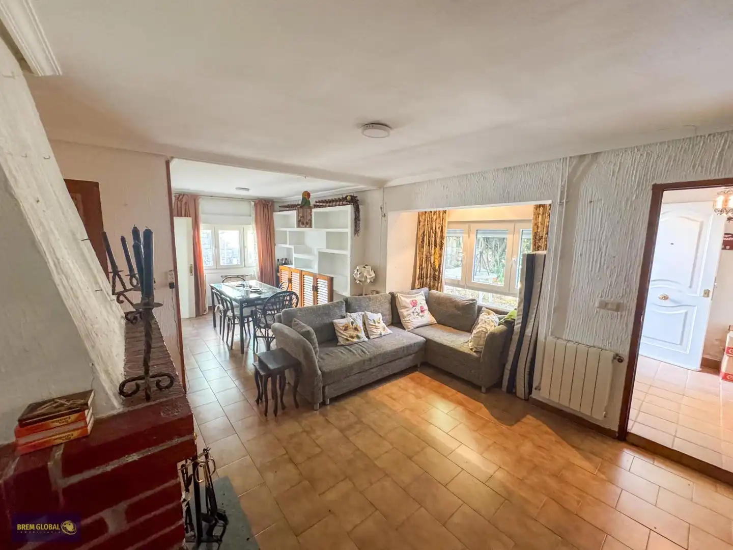 Sala d'estar de Casa adosada en venda en Buitrago del Lozoya amb Jardí privat, Traster i Moblat