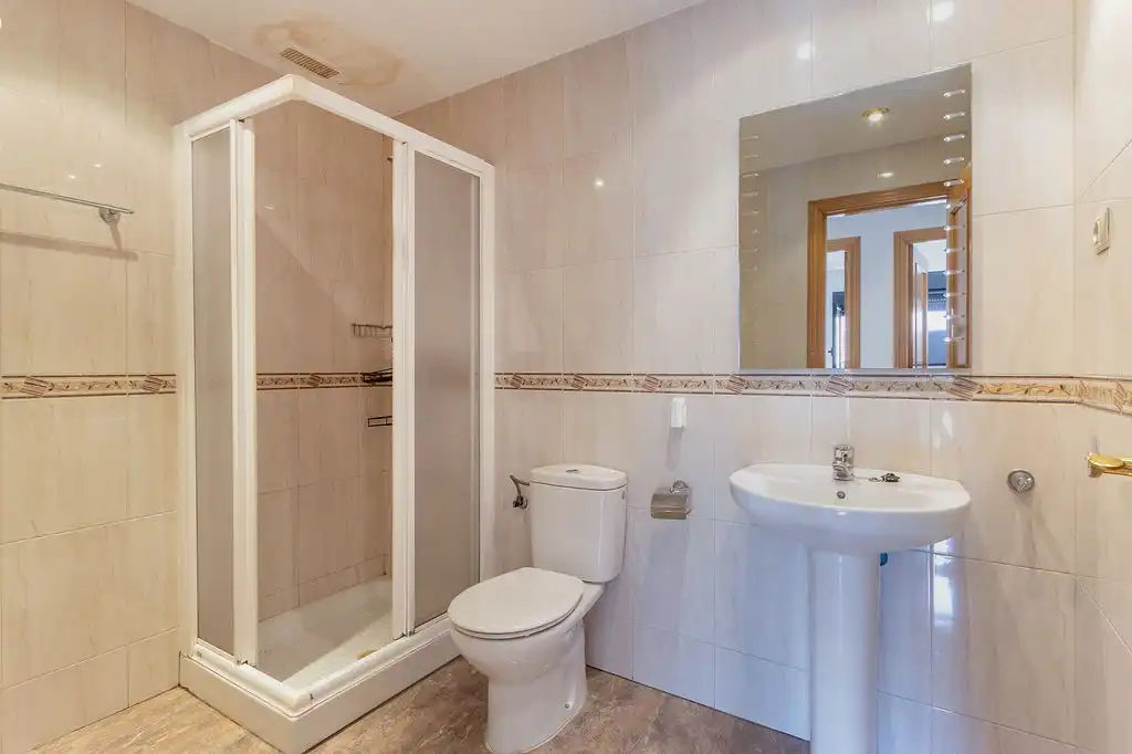 Badezimmer von Wohnung zum Verkauf in Almudévar mit Heizung und Abstellraum