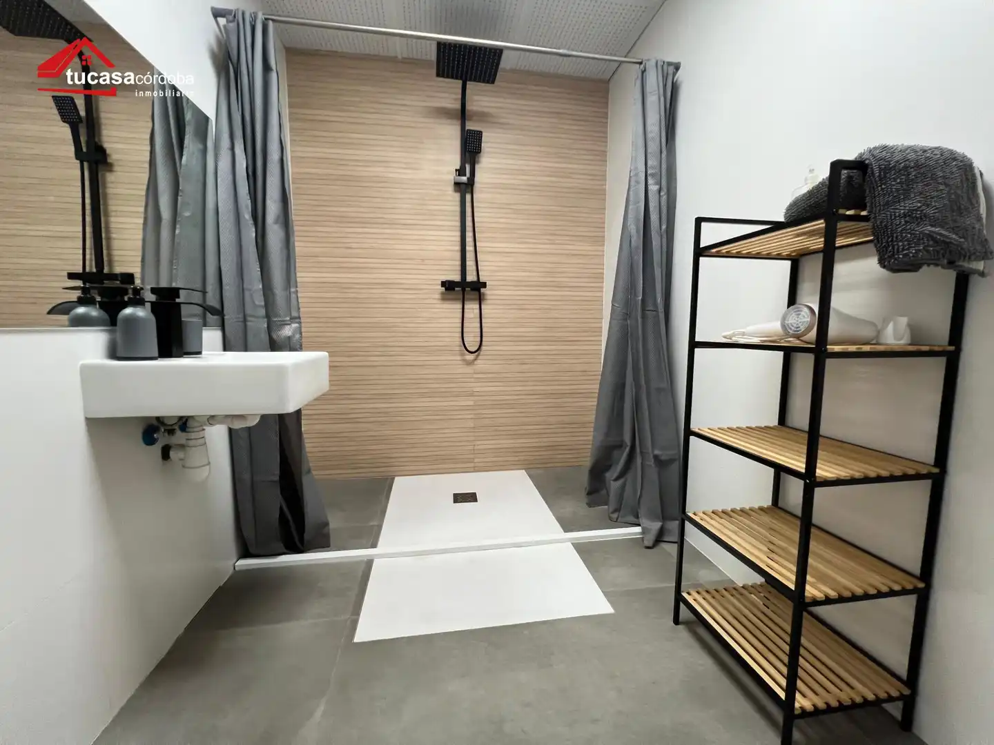 Bany de Apartament en venda en Córdoba amb Aire condicionat