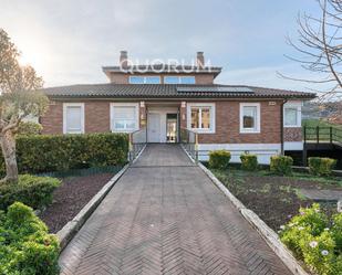 Vista exterior de Casa adosada en venda en Basauri  amb Calefacció, Jardí privat i Terrassa