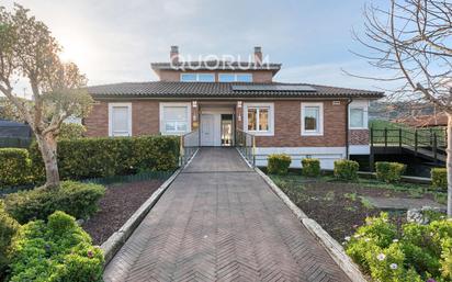 Vista exterior de Casa adosada en venda en Basauri  amb Calefacció, Jardí privat i Terrassa