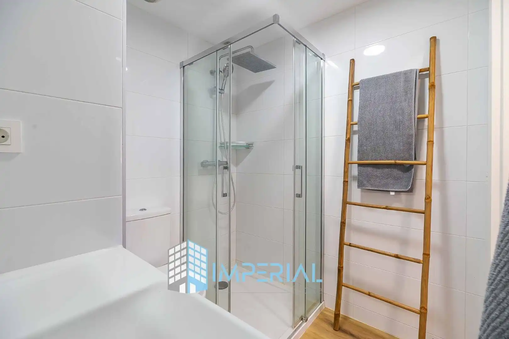 Bathroom of Flat for sale in Fuengirola  with Air Conditioner, Heating and Terrace